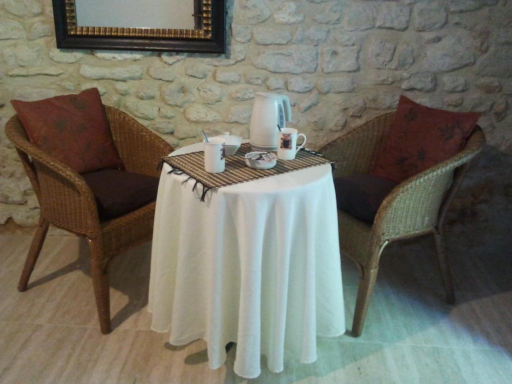 Chambres D'Hotes La Grange Au Bois Champagne-et-Fontaine Rom bilde